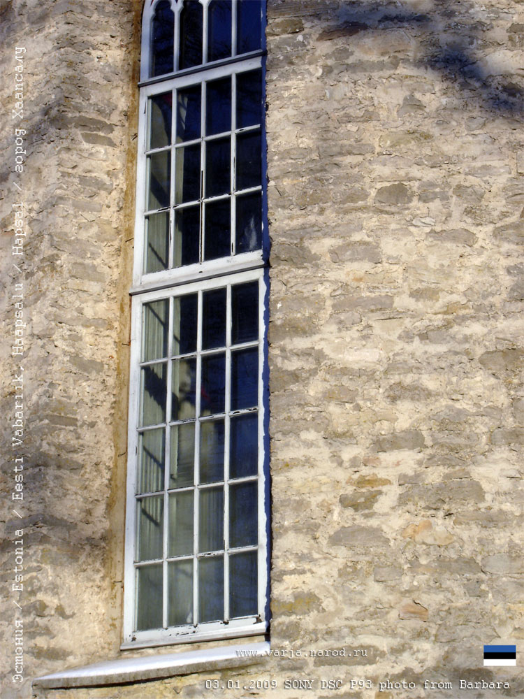 Окно Белой Дамы в часовне замка в Хаапсалу
