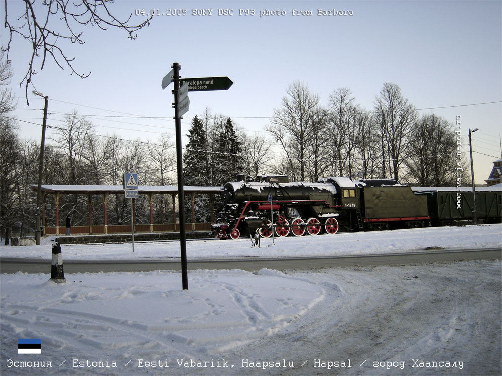 Паровоз и вагоны, поезд у перрона Императорского вокзала в Хаапсалу