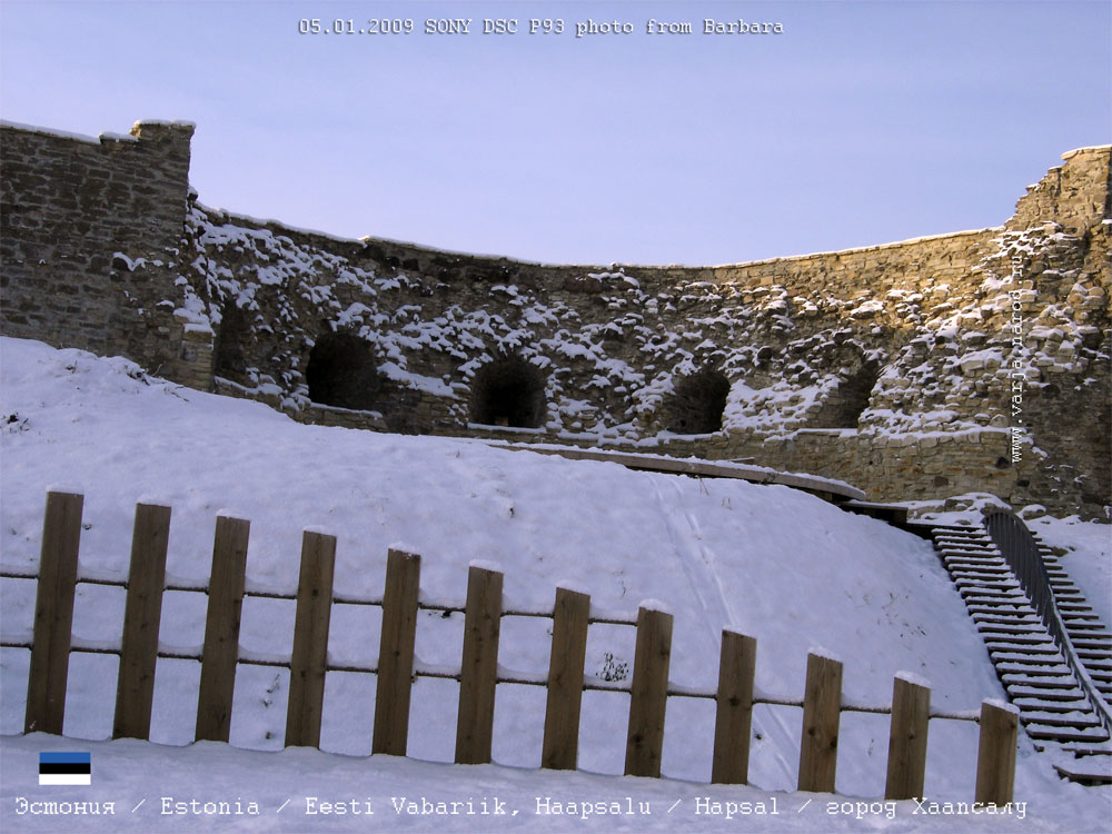 Крепостная стена с бойницами в замке епископа в Хаапсалу