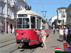 Девушка у трамвайного вагона E1 австрийского производства в Венгрии