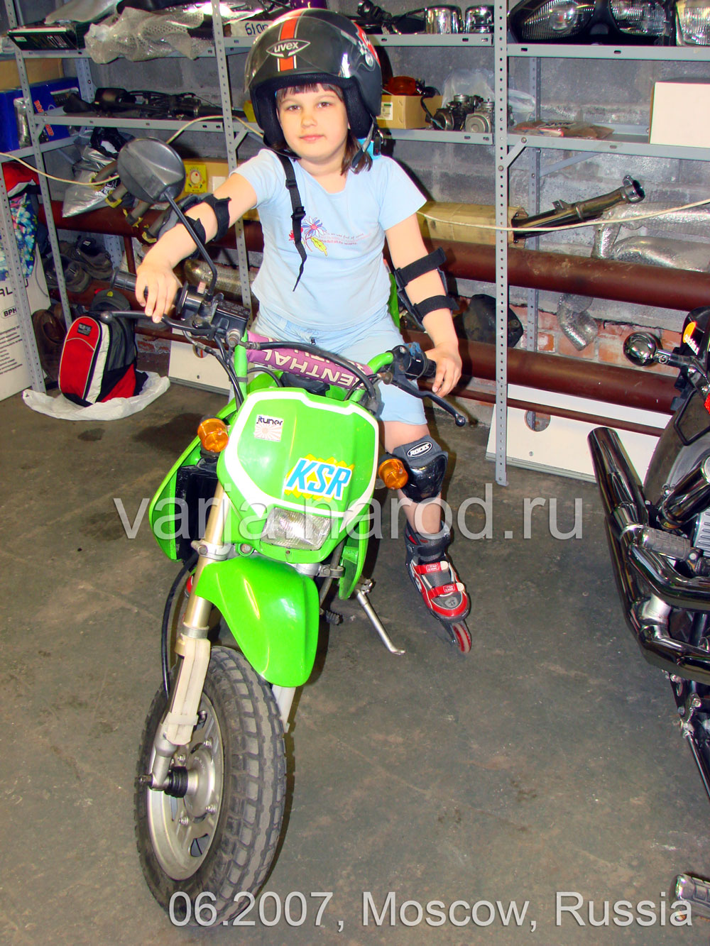 Девочка на мотоцикле KSR