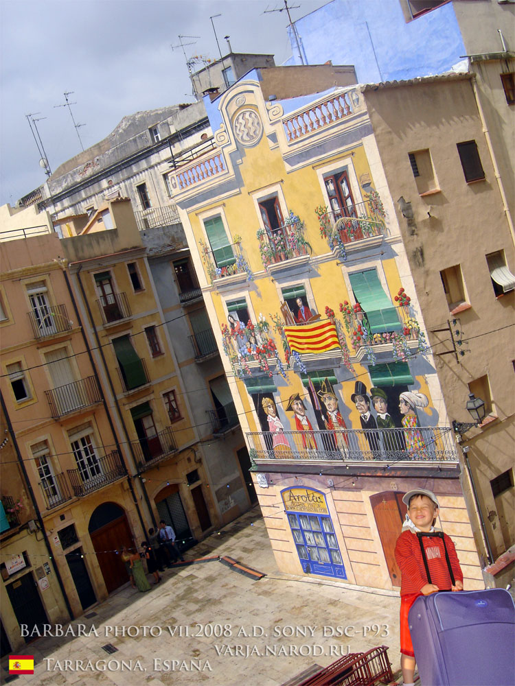 рисунки декор на стенах домов в Таррагоне Испании